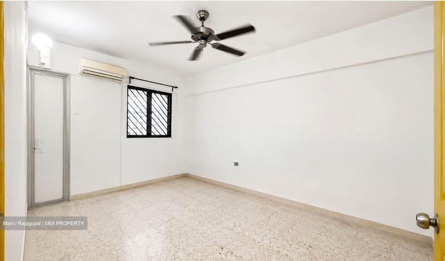 Blk 211 Jurong East Street 21 (Jurong East), HDB 3 Rooms #585628601
